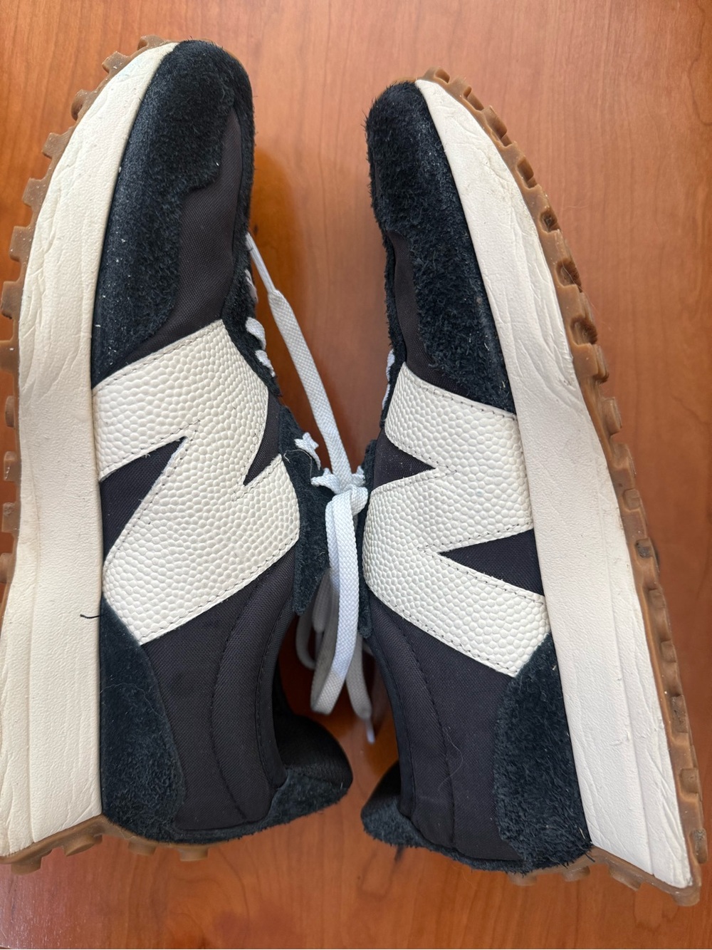 NEW BALANCE 327 women’s Black and Cream Retro Runner Sneakers size 10 EUC